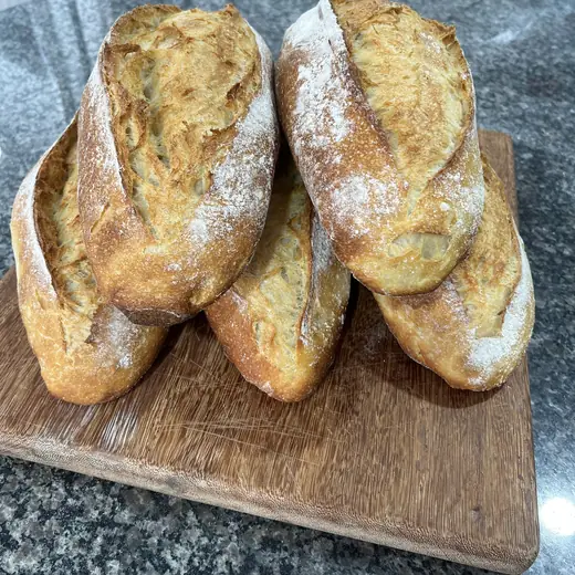 Três pães de fermentação natural sobre uma tábua