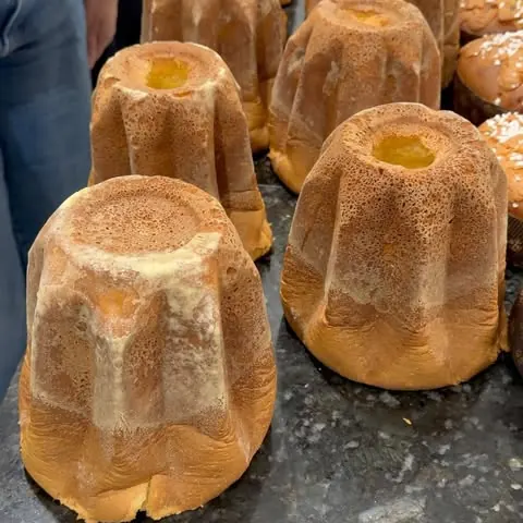 Panetones assados em forma de estrela na bancada de granito