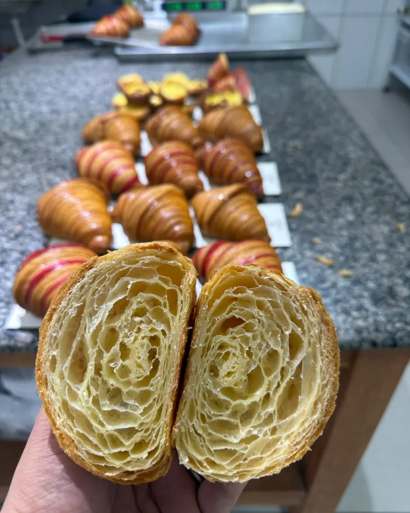 Croissant cortado ao meio, mostrando o miolo folhado em camadas