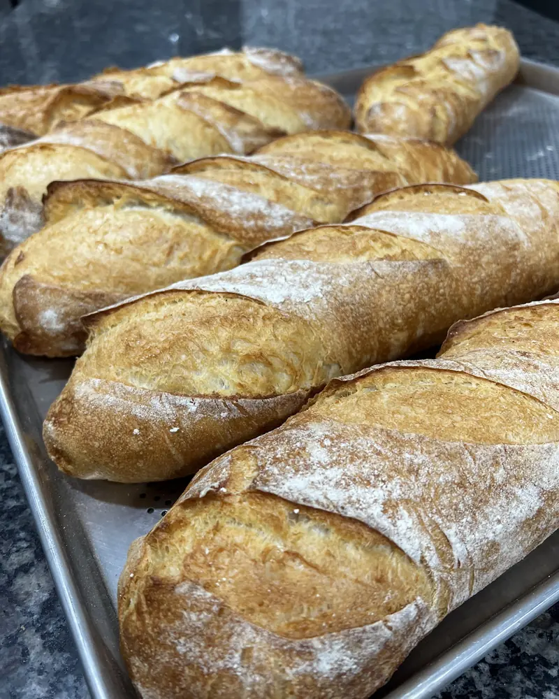 Baguetes de fermentação natural de casca dourada e crocante