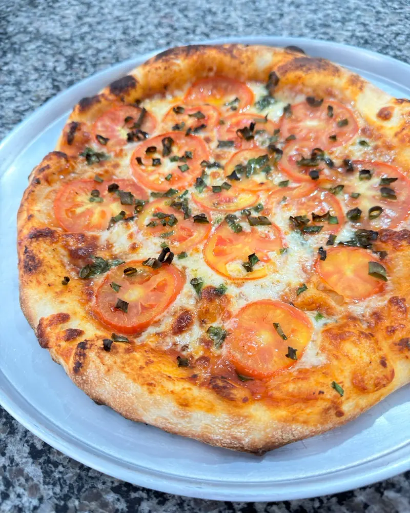 Pizza de fermentação natural com tomate, queijo e cebolinha